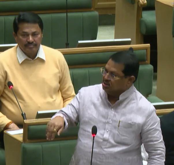 Maha Oppn protests police action against trainees of CM Yuva Karya Prashikshan Yojana