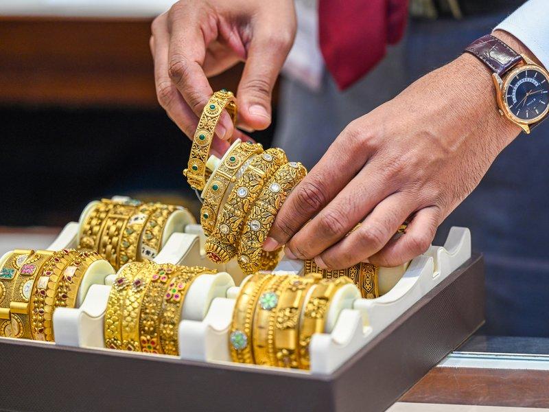 Gold slips 17 pc from record high despite war tensions