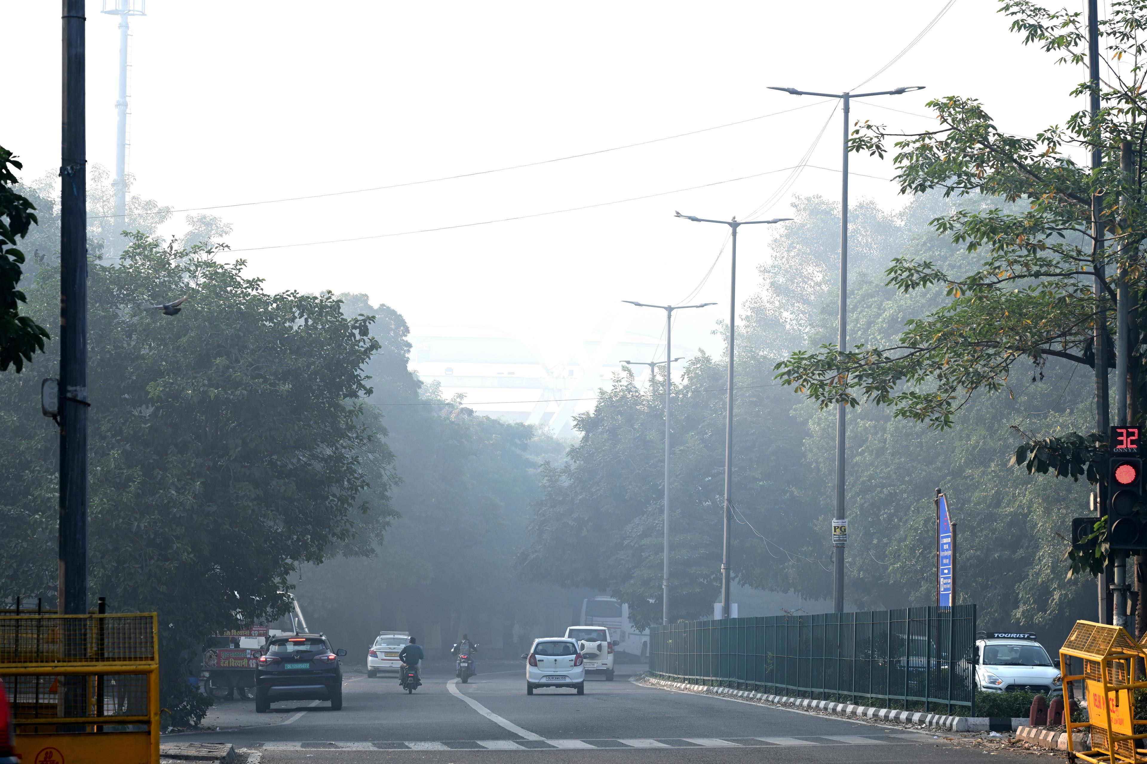 Delhi sees slightly warmer temperature, AQI remains in ‘poor’ category