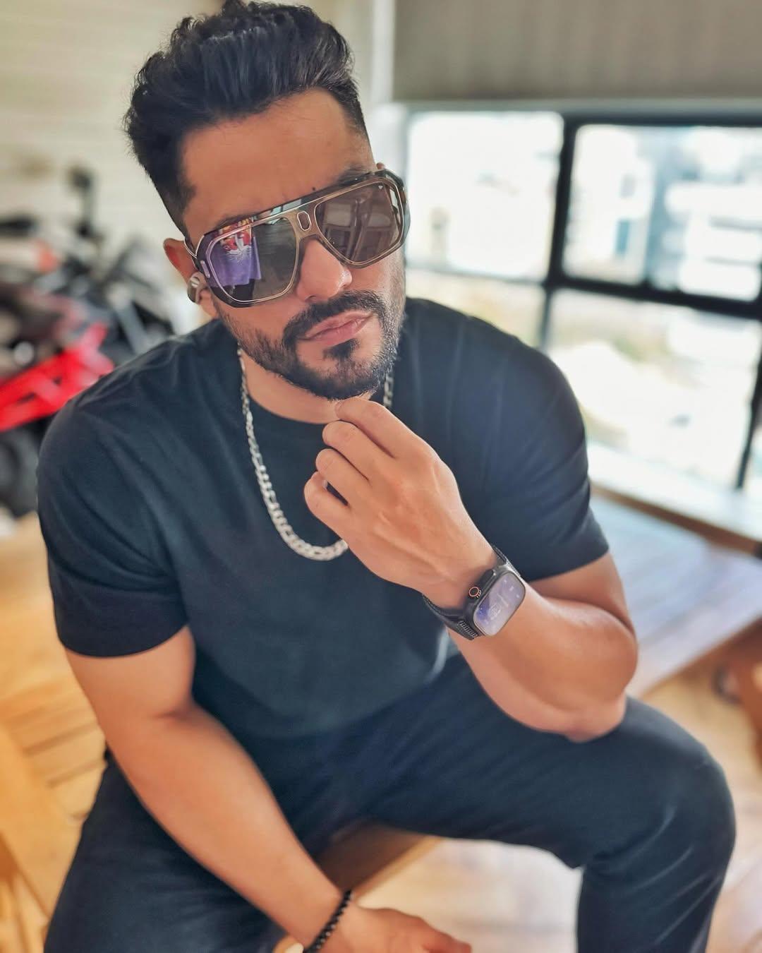 Kunal Kemmu's better half Soha Ali Khan accepts Best Debut Director award on his behalf