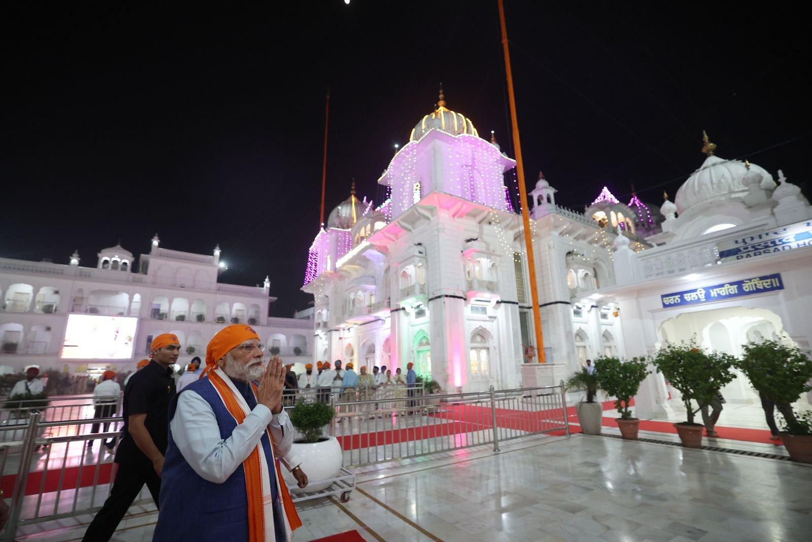 After whirlwind political engagements in poll-bound Bihar, PM Modi prays at Patna Sahib Gurdwara