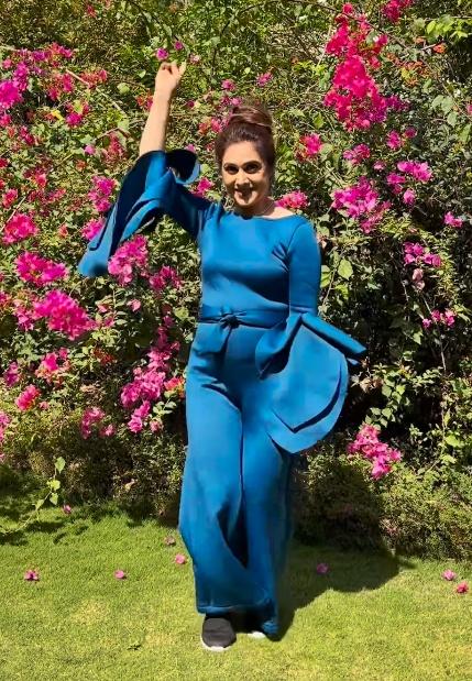 Meenakshi Seshadri dances to ‘Ek Main Aur Ek Tu’ on Khel Khel Mein 50th anniversary