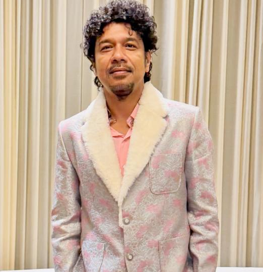 Papon’s train journey from Surat to Mumbai features his Gamosa, a piece of his childhood