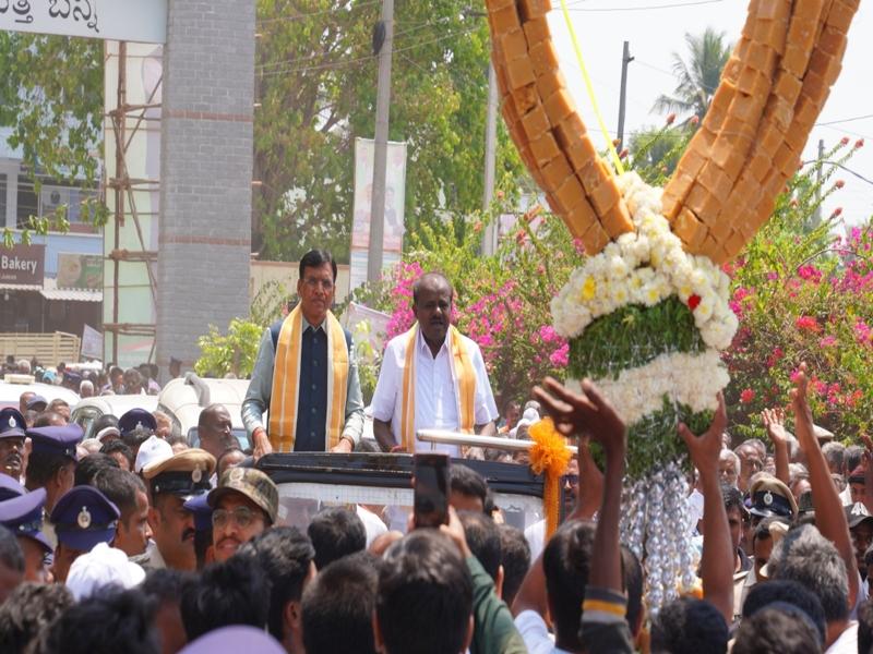 Mandaviya, Kumaraswamy lay foundation for Khelo India indoor stadium in K'taka's Mandya