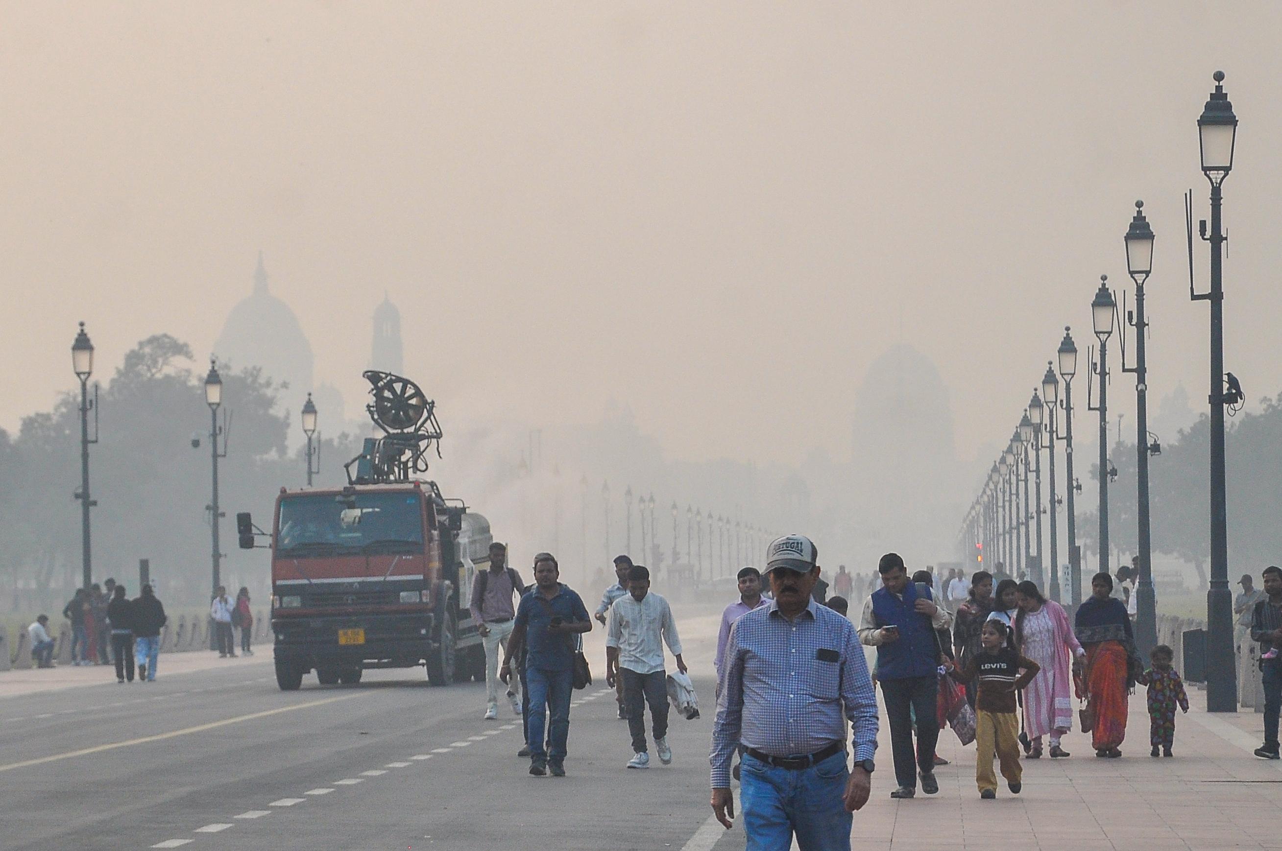 Delhi’s air quality remains poor; IMD issues yellow alert for fog