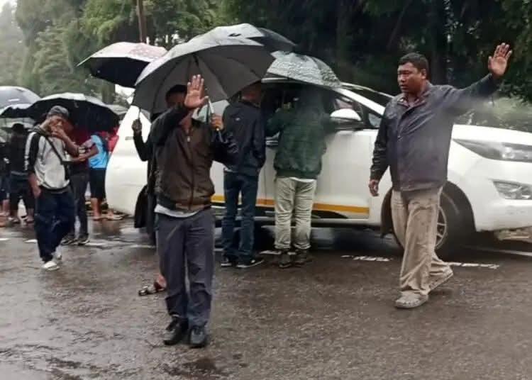 Interstate taxi row sparks chaos as tourists stranded at Assam-Meghalaya border