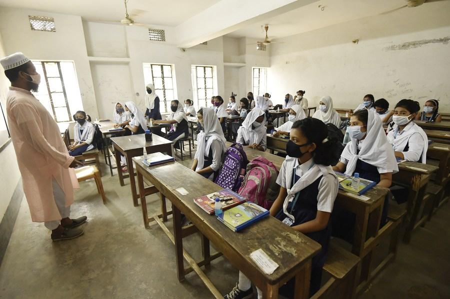 Bangladesh school teachers stage major protest over pay and promotion demands