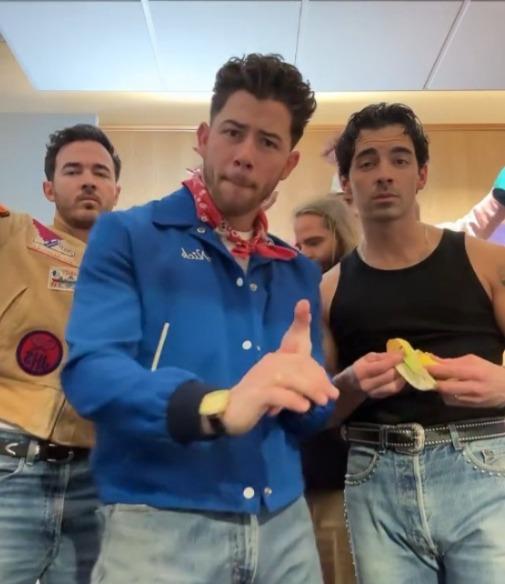 Nick Jonas grooves to this song of wife Priyanka Chopra with the boys