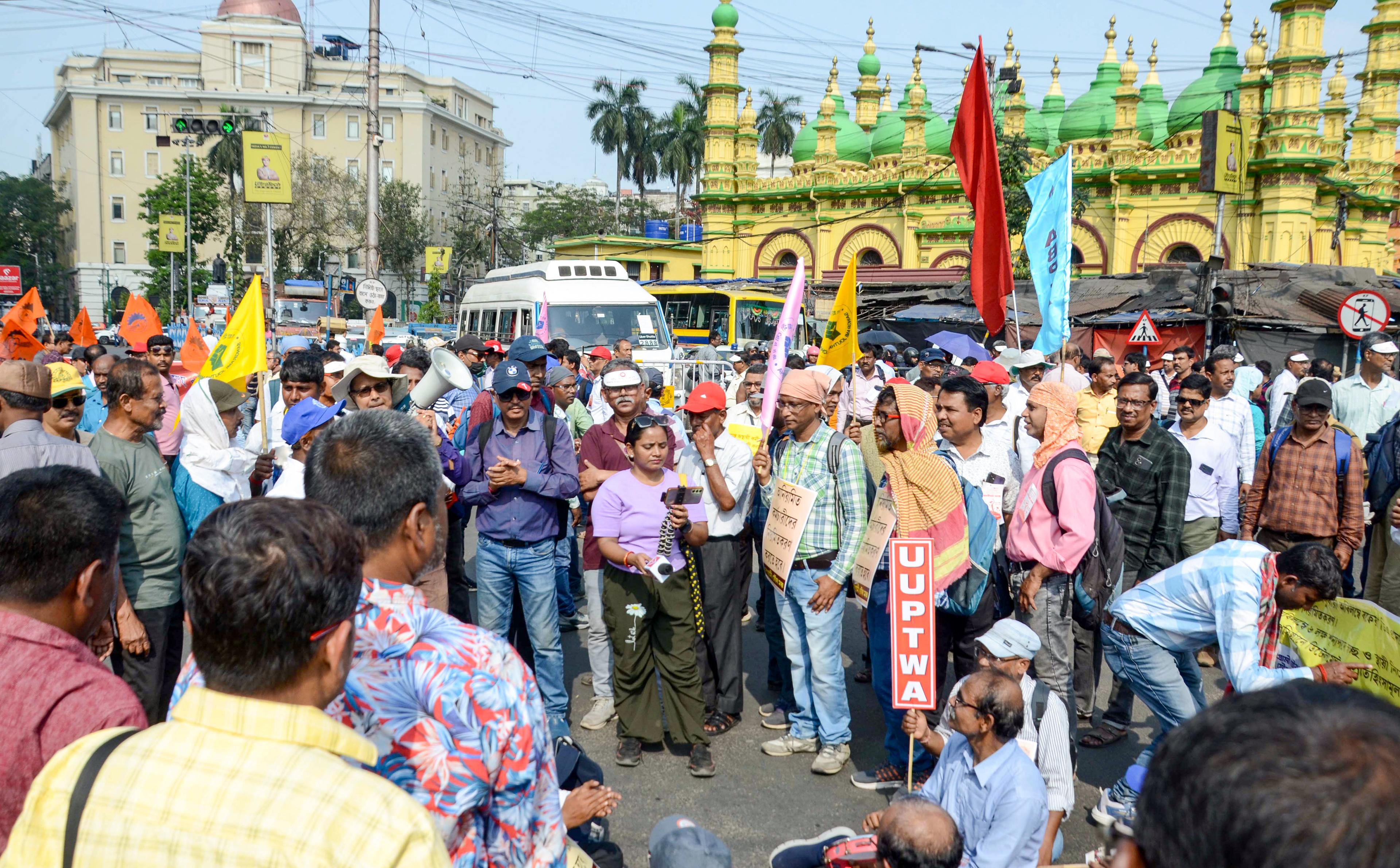 CPI-M leaders slam Bengal govt over delay in implementing SC order on DA arrears