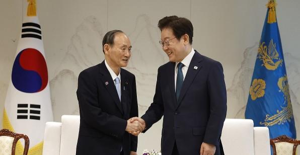 South Korean President meets ex-Japanese PM Suga to discuss bilateral ties