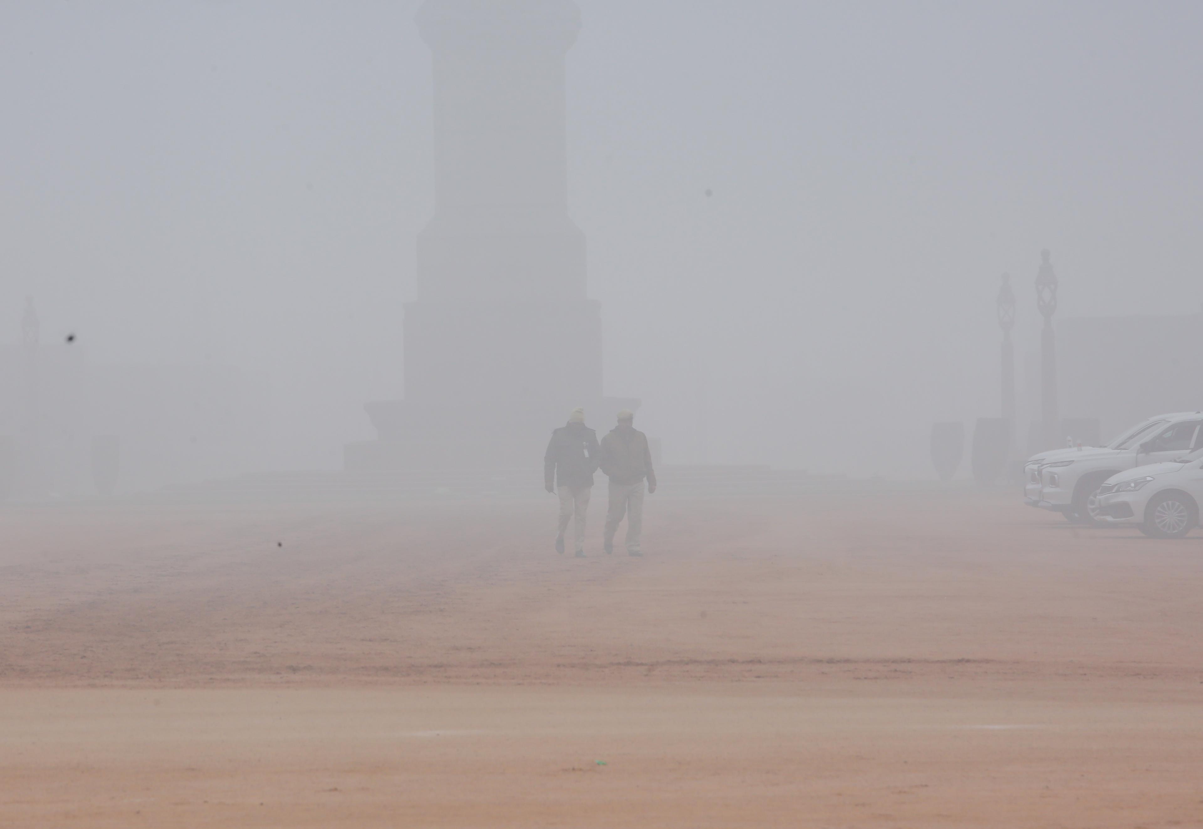 Delhi-NCR wakes up to thick smog as AQI slips back into 'severe' zone