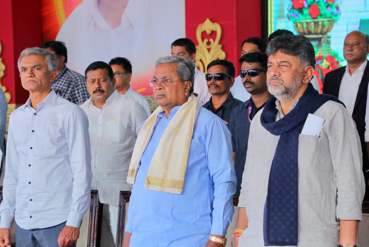 On Deve Gowda's turf, CM Siddaramaiah and his deputy DKS unite to flaunt Rs 1 lakh-cr guarantee push
