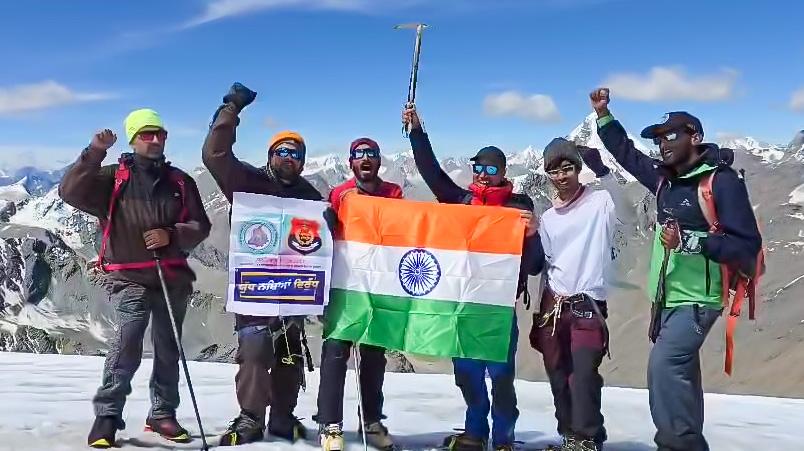 ‘Yudh Nashian Virudh’: Punjab Police officer hoists campaign banner at Himalayan summit