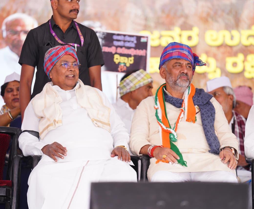 K’taka Congress crisis: Siddaramaiah loses cool over pro-Shivakumar slogans