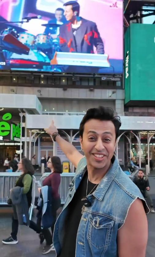 Salim Merchant surprises Sonu Nigam with a special Diwali gift at Times Square
