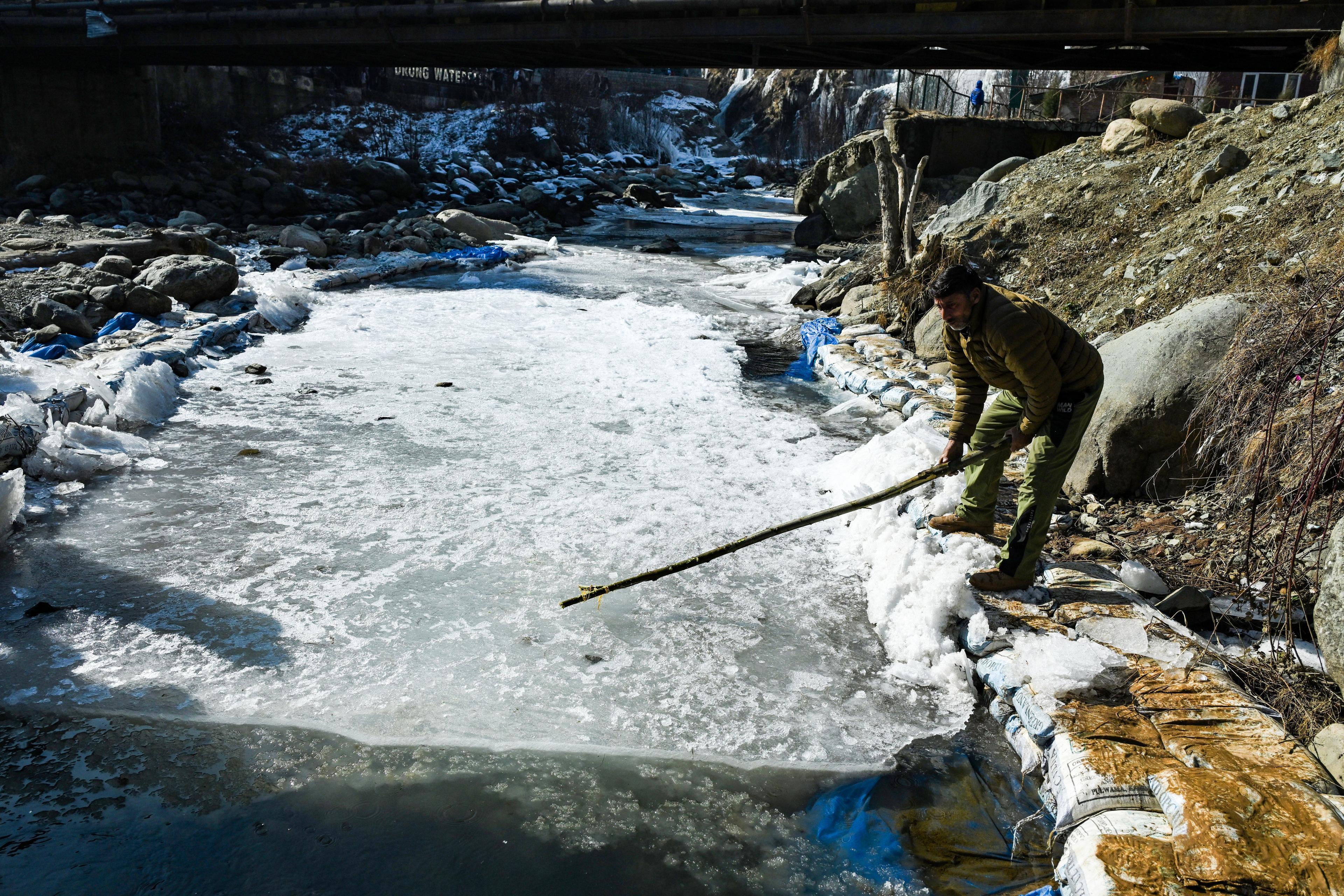 Dry cold conditions continue in J&K; Srinagar freezes at minus 5.2