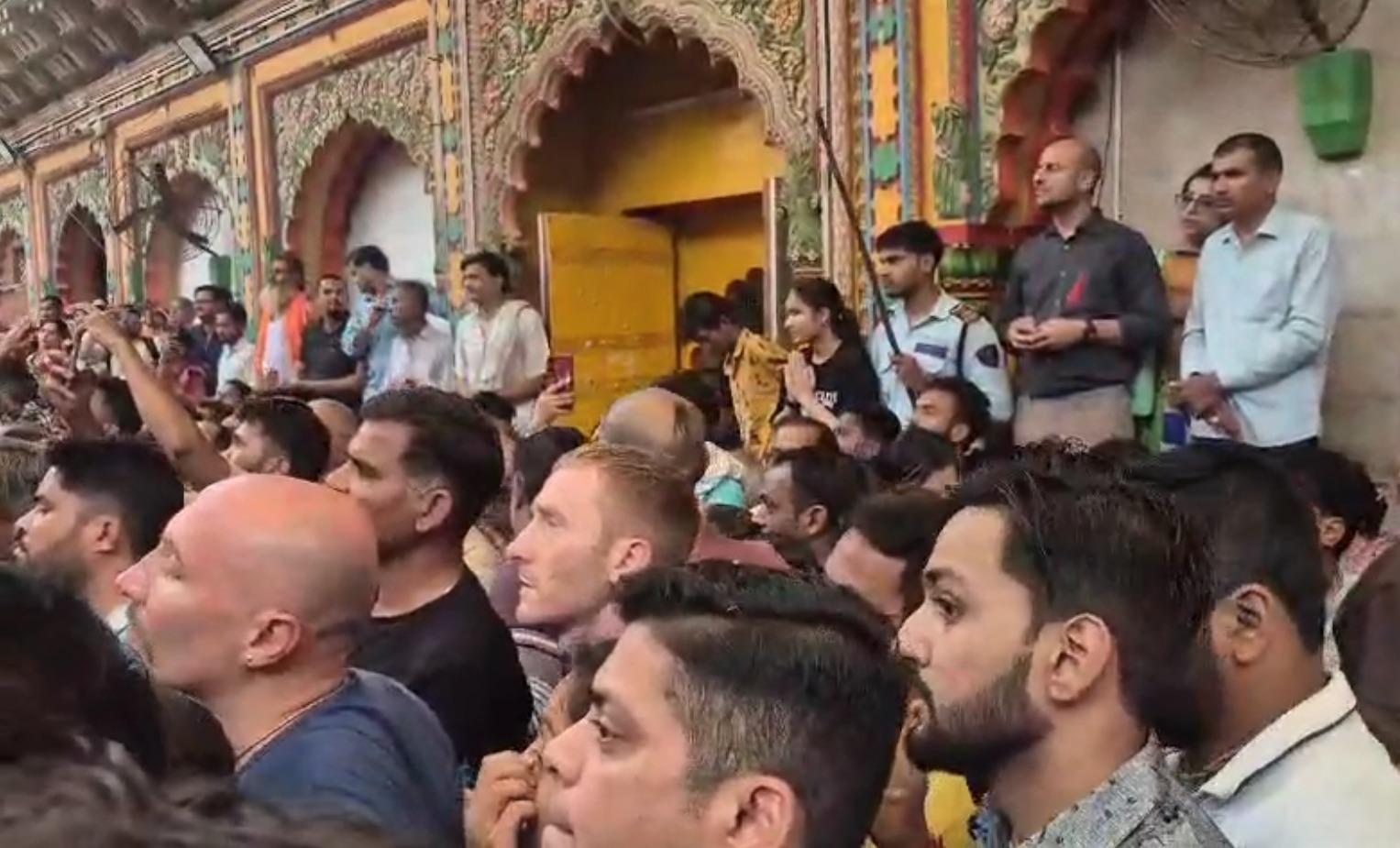 Govardhan Puja in Mathura, devotees throng Dwarkadhish temple