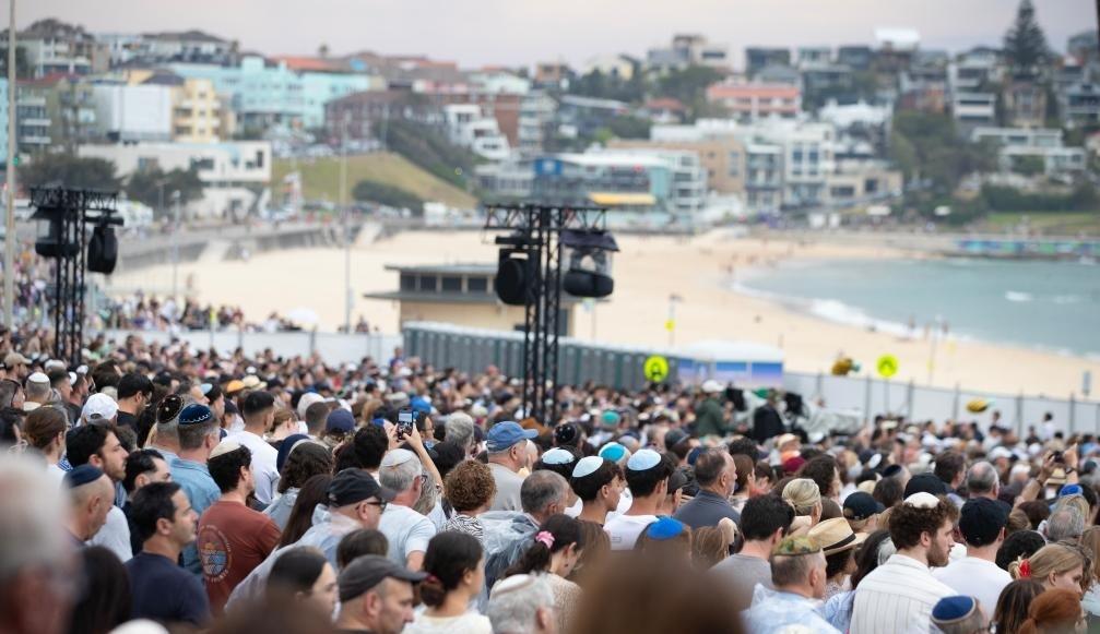 Record number of police to patrol Sydney's New Year celebrations following Bondi shooting