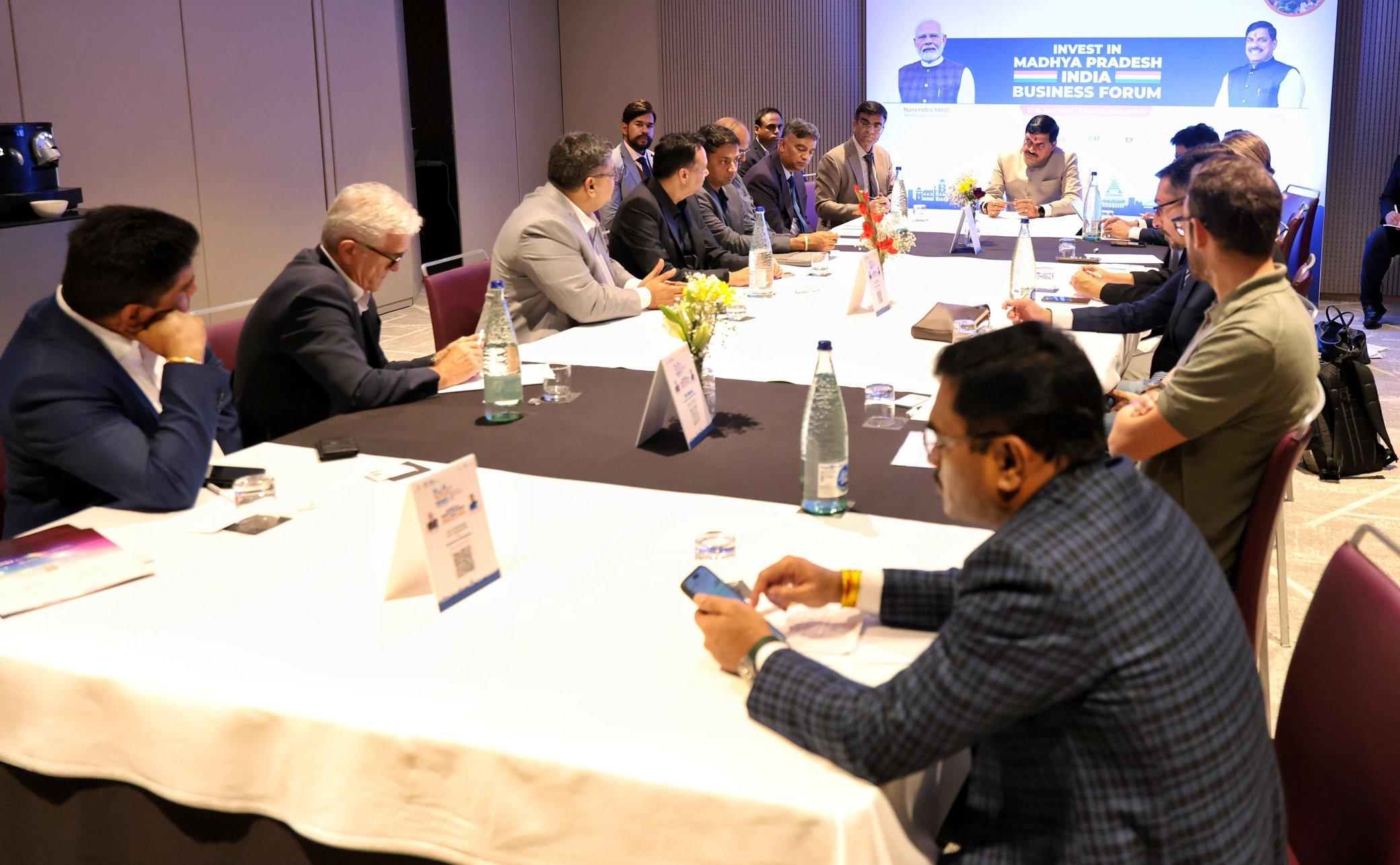 Madhya Pradesh CM holds meeting with textile machinery manufacturers in Barcelona