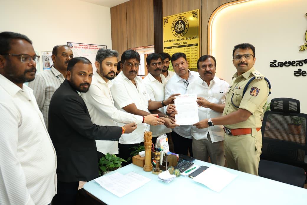 K'taka BJP lodges police complaint against Youth Congress over banner against PM Modi