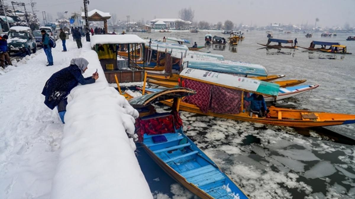 Fresh Snowfall Enhances Srinagar Weather