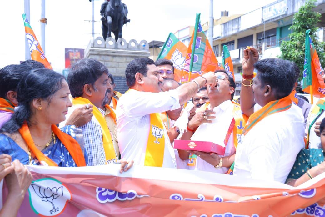 K'taka BJP celebrates GST reforms with bursting of firecrackers, distribution of sweets