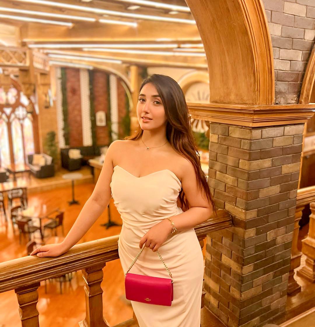 Ashnoor Kaur posts a special selfie before entering "Bigg Boss" house, says will miss parents