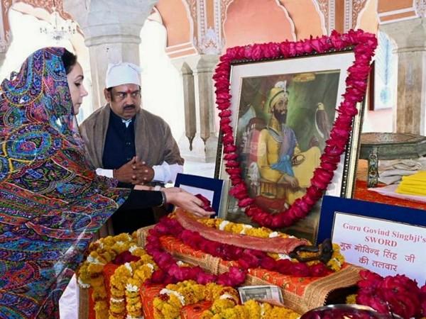 Deputy Chief Minister Diya Kumari pays floral tributes