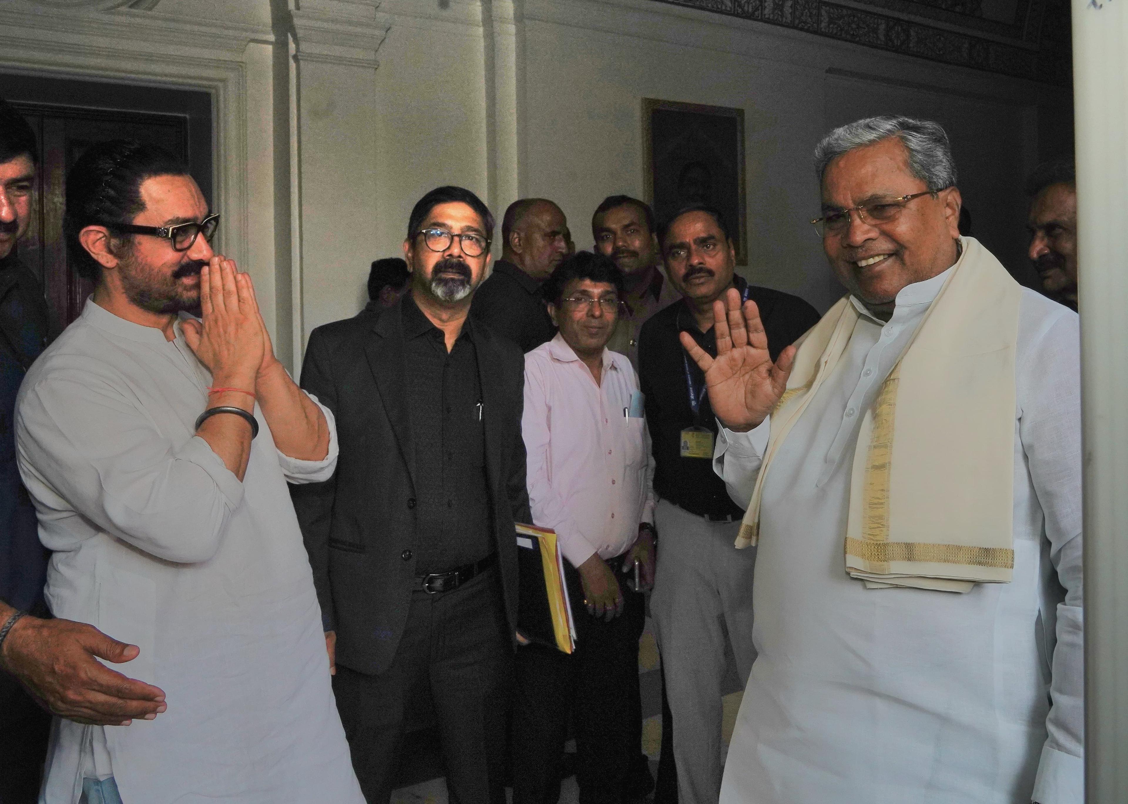 CM Siddaramaiah, Aamir Khan exchange pleasantries at Rashtrapati Bhavan