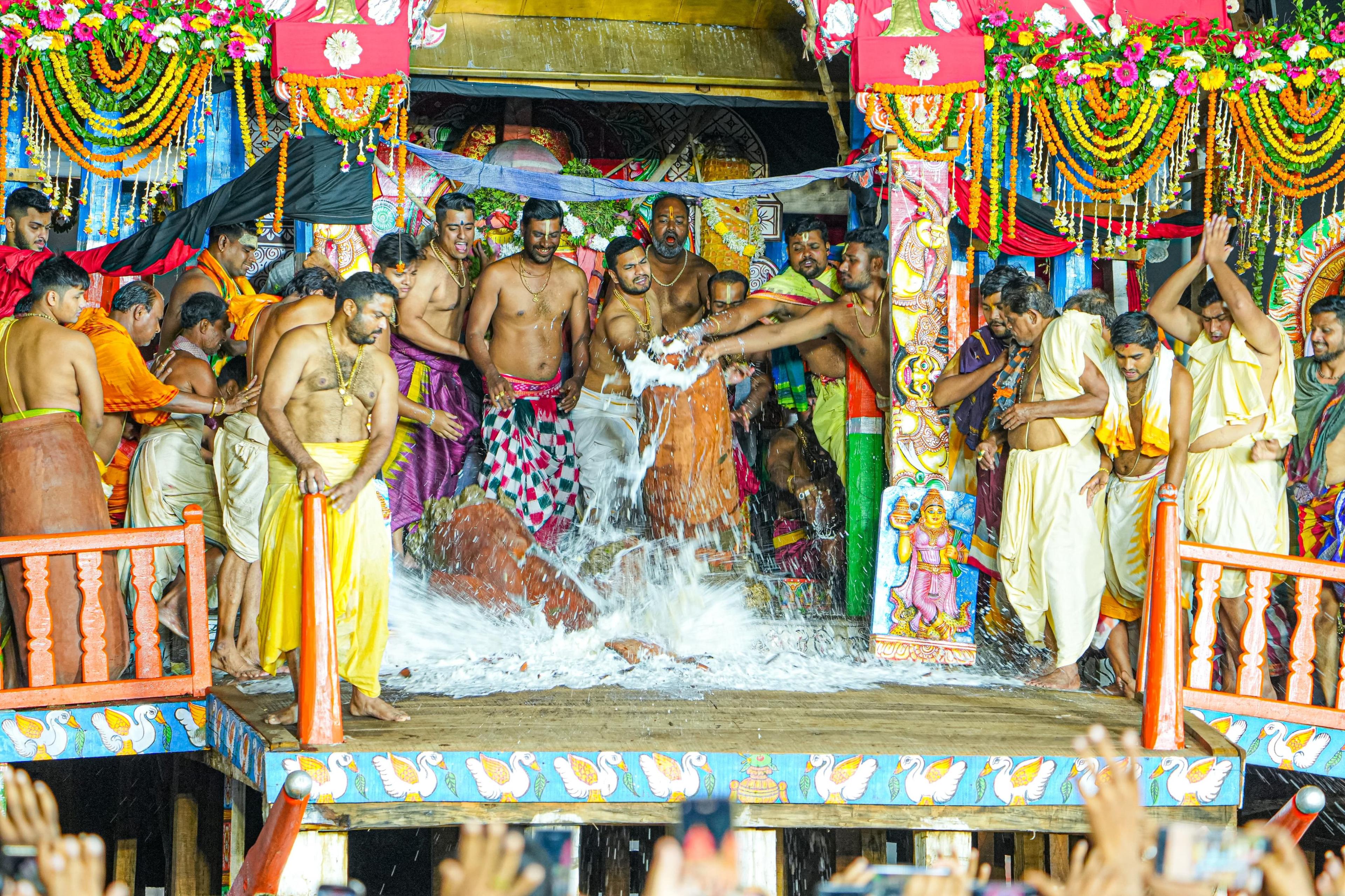 Odisha: Adharpana ritual held on chariots of holy siblings at Puri