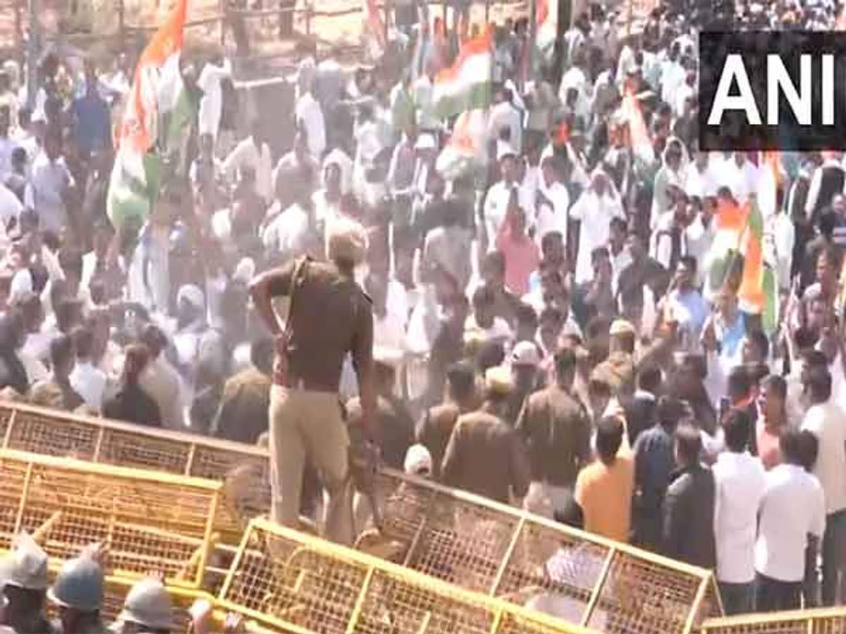Congress stages massive protest