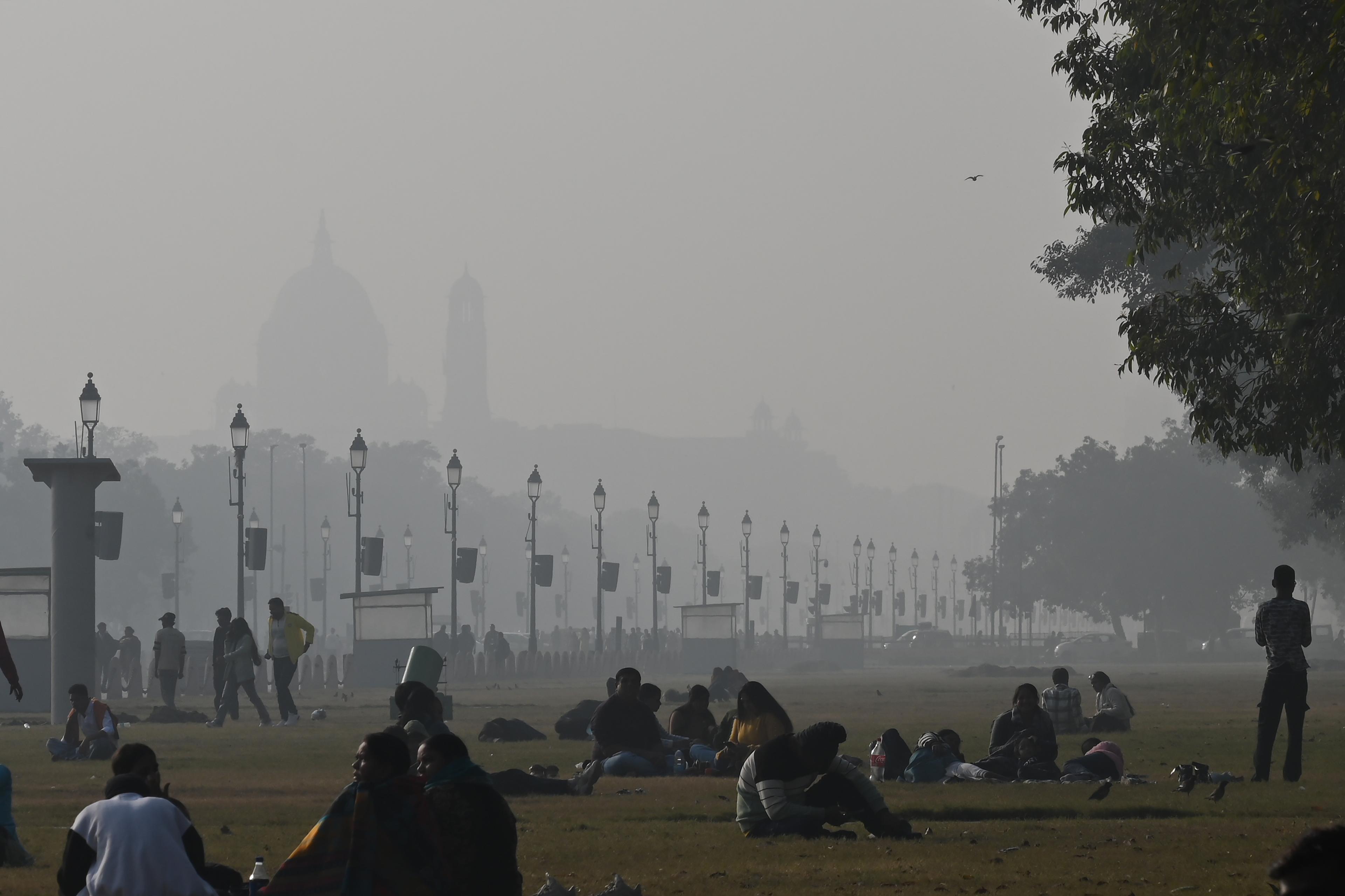Dense fog grips Delhi-NCR, AQI remains in 'very poor' category