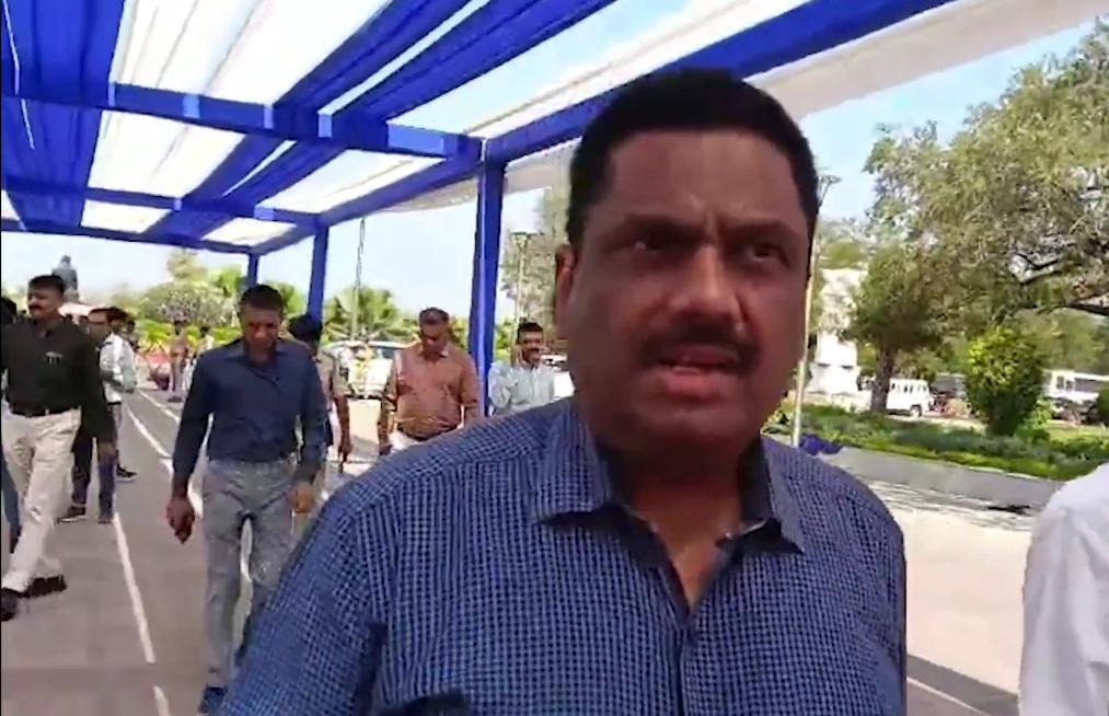 After bomb threat, Gujarat DGP inspects Assembly security measures (Ld)