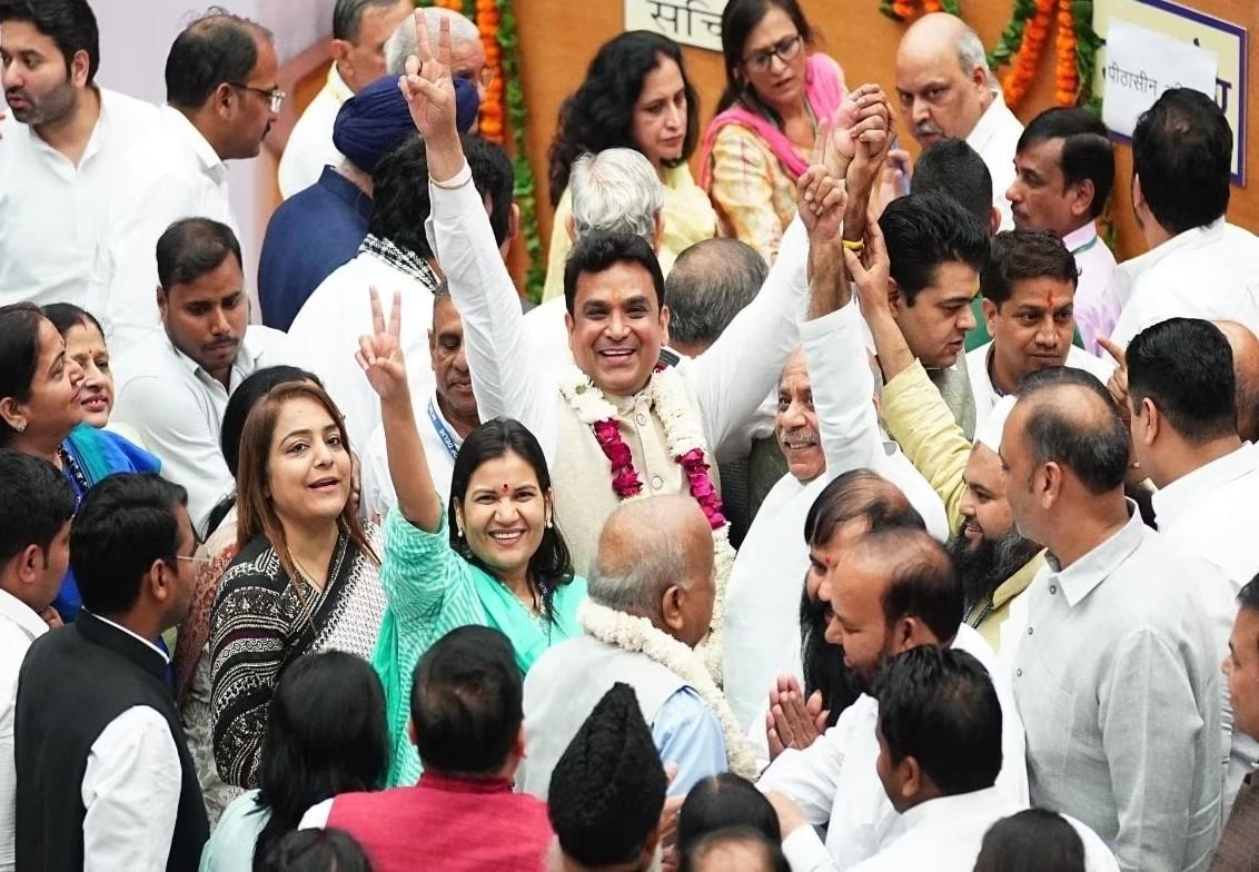 Mayor Mahesh Kumar Khnichi