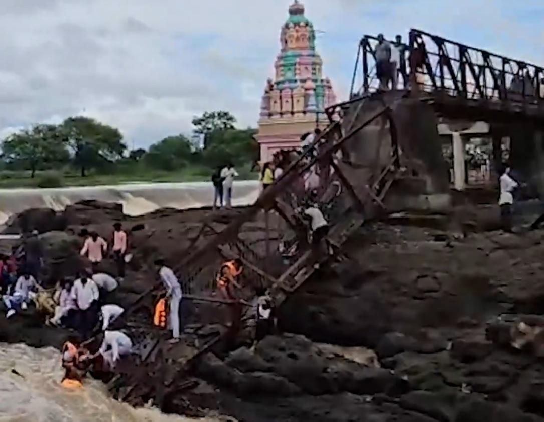 Two drowned in Pune bridge collapse, PM Modi speaks to CM Fadnavis (2nd Lead)
