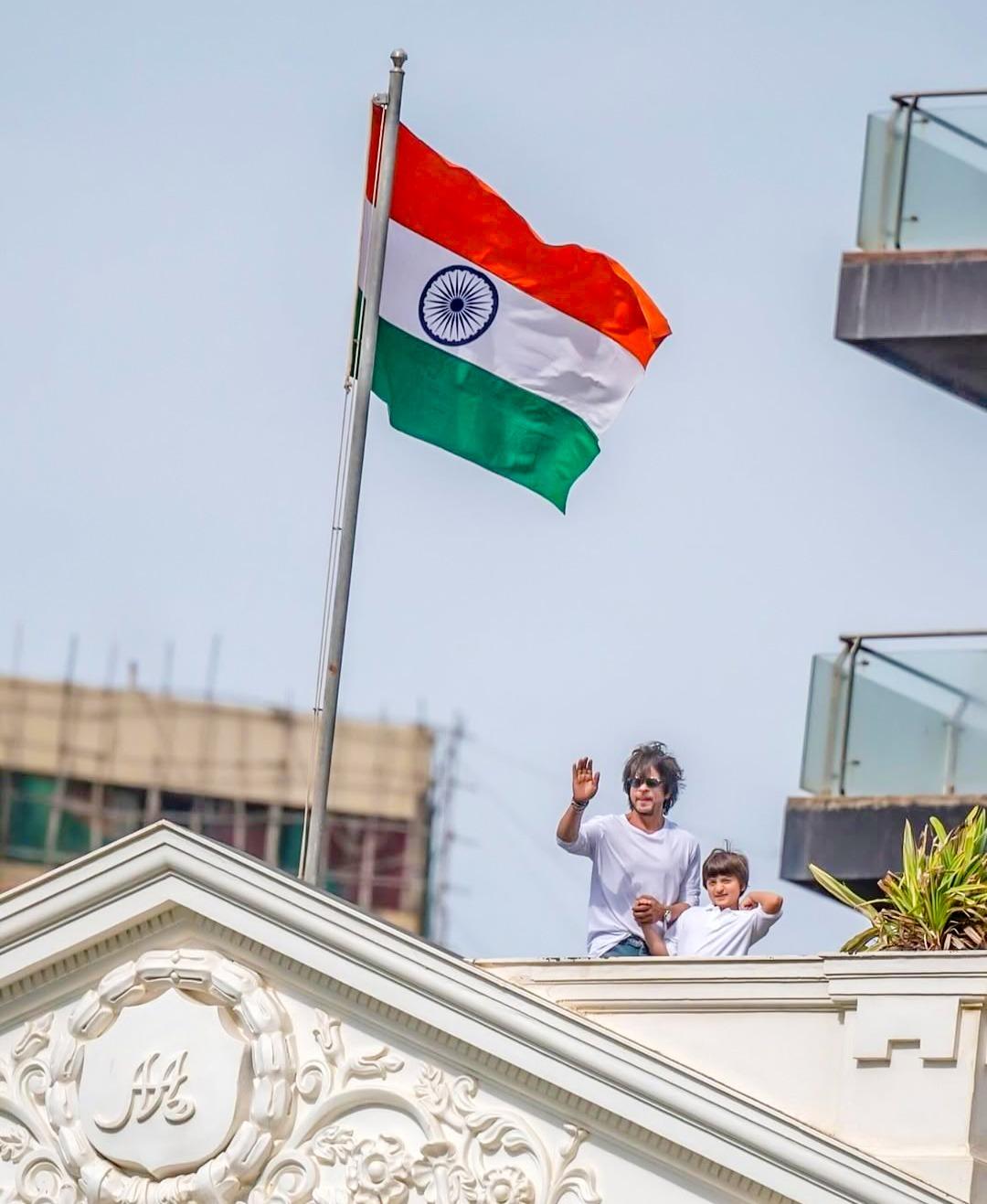 Shah Rukh Khan makes a special appearance with son AbRam on Independence Day