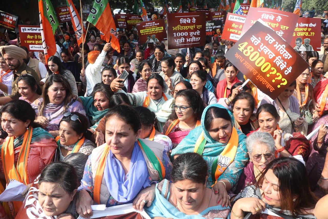 Punjab: BJP women activists march towards Kejriwal's home demanding Rs 45,000 arrears, detained