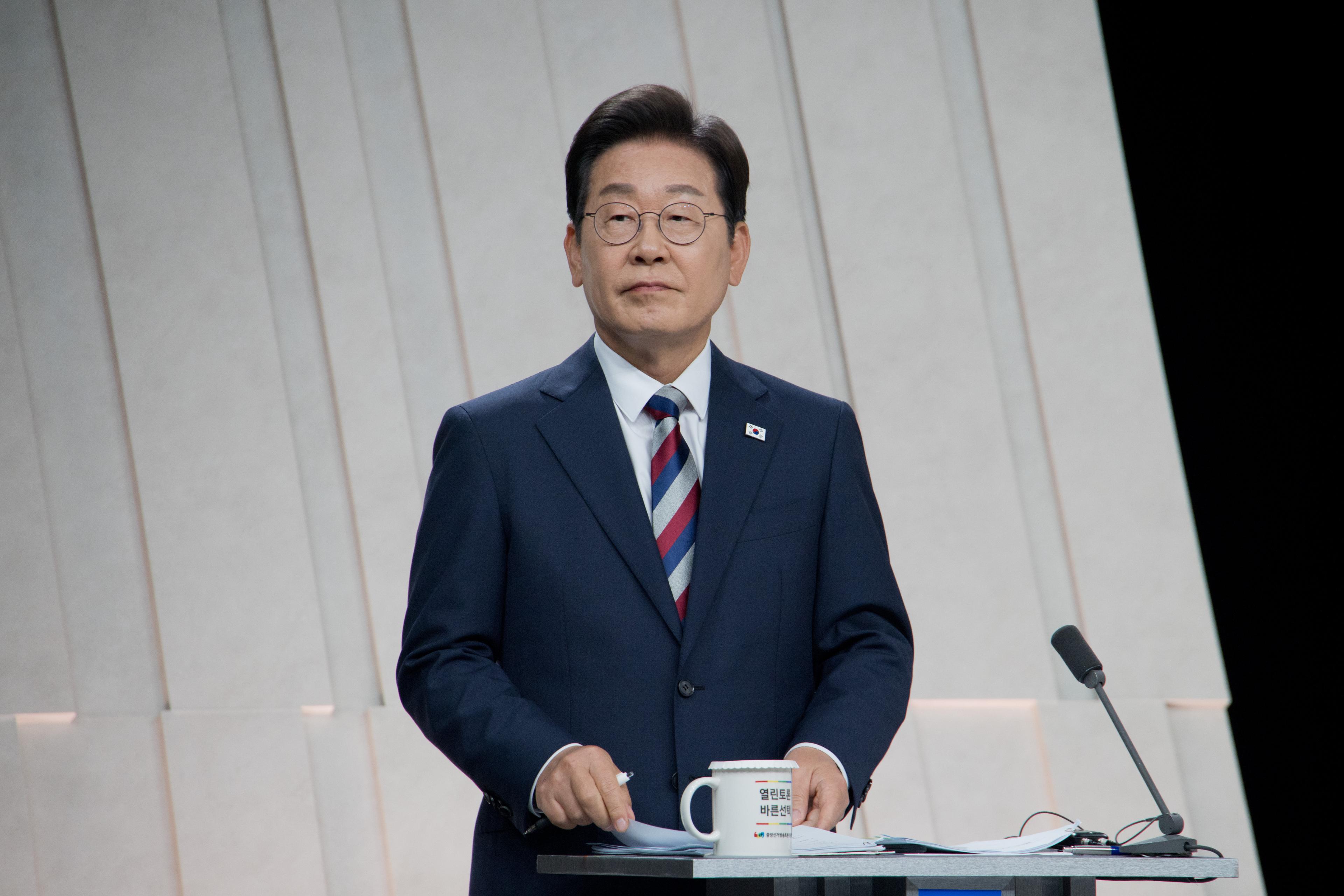 South Korea: Three-way race seen taking hold until Election Day as candidates focus on early voting