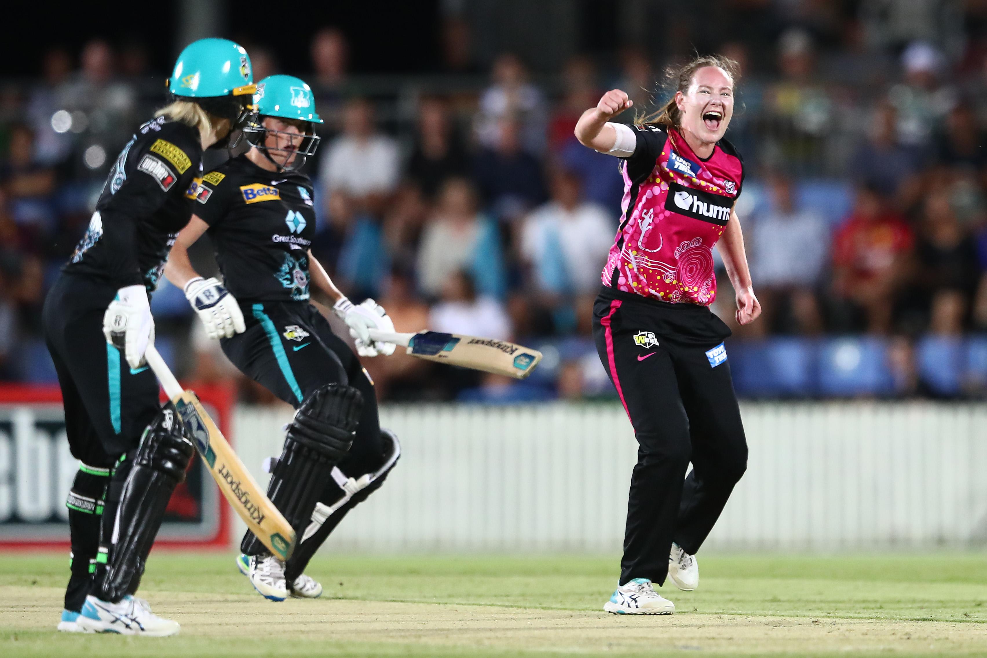 Australia pacer Lauren Cheatle extends contract with Sydney Sixers for two more seasons