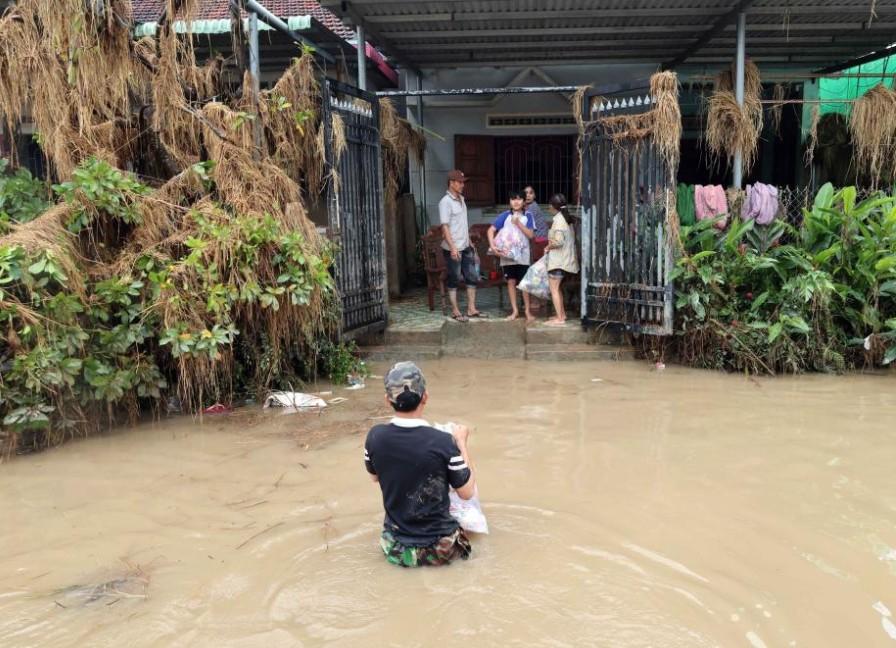 Death toll from Vietnam flooding climbs to 90
