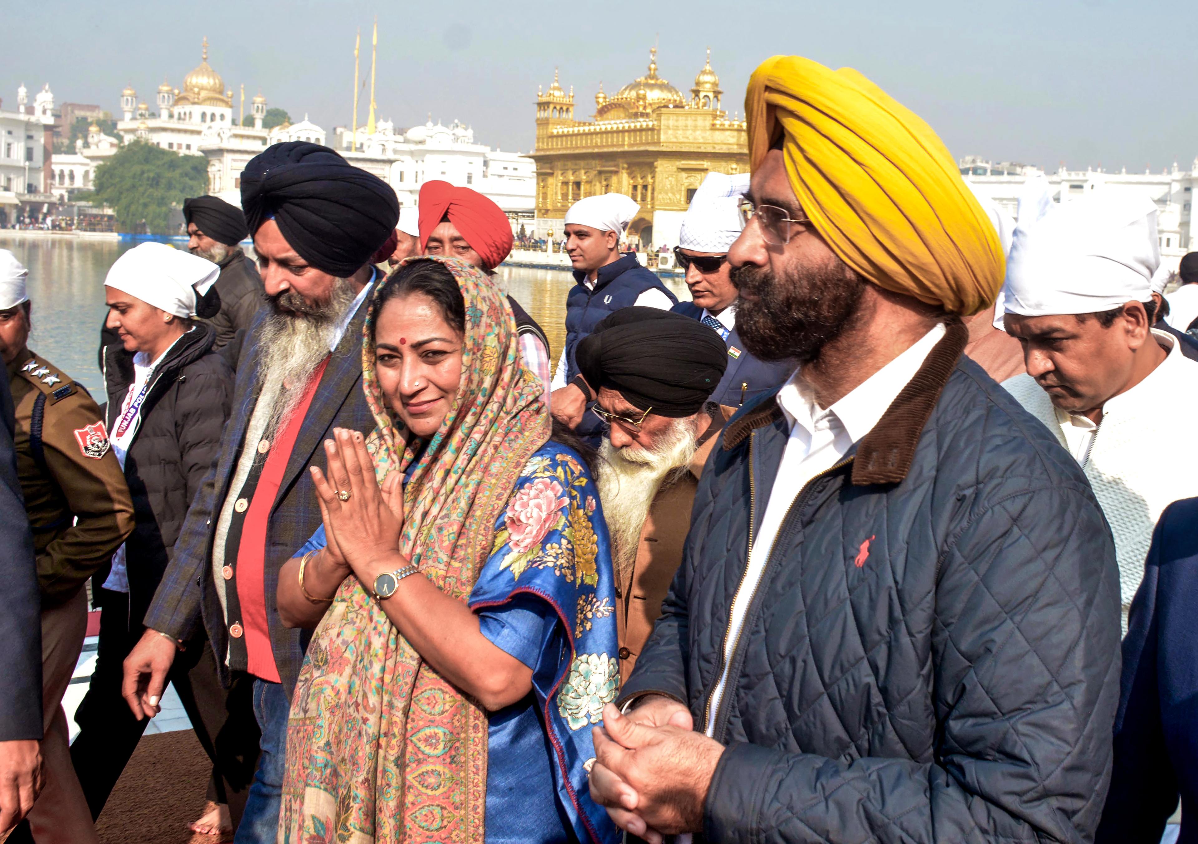 Delhi CM Gupta, Ministers offer prayers at Golden Temple in Amritsar