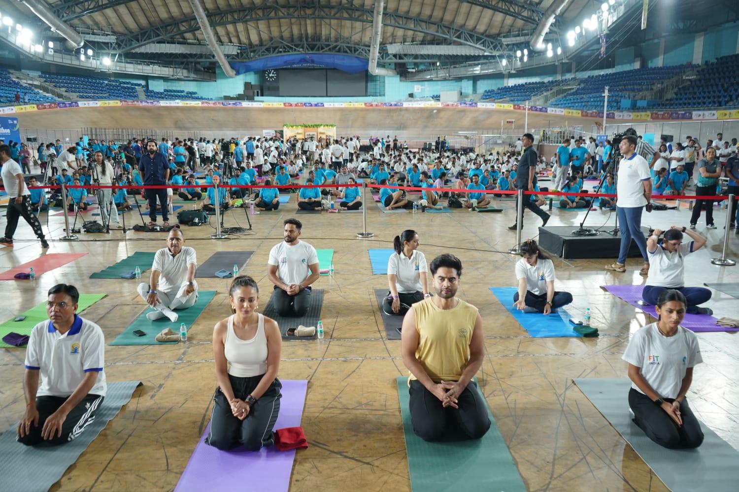 Dr. Mandaviya performs yoga with over 1500 enthusiasts at Indira Gandhi Stadium in Delhi