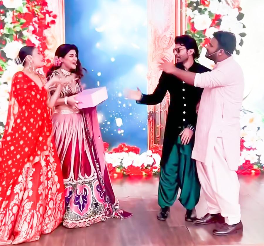 Hina Khan, Isha Malviya recreate Madhuri Dixit-Salman Khan's iconic song from “Hum Aapke Hain Kaun”