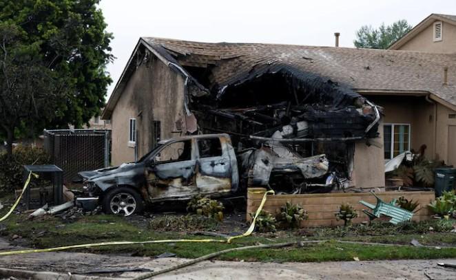 2 killed, 8 injured after small plane crashes in neighbourhood in San Diego