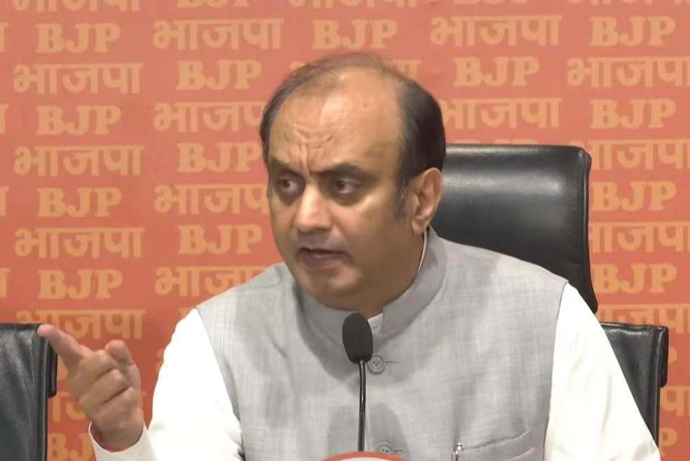 BJP presents 'surrender' list of ex-Cong govts, says Rahul Gandhi's remarks hurt India's self-respect