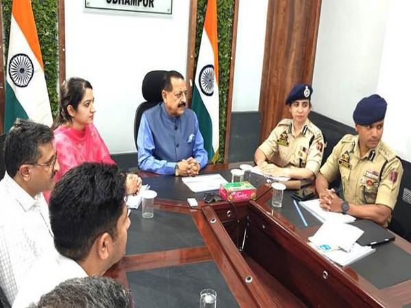 Union Minister Jitendra Singh with officials in Udhampur (Photo: PIB)