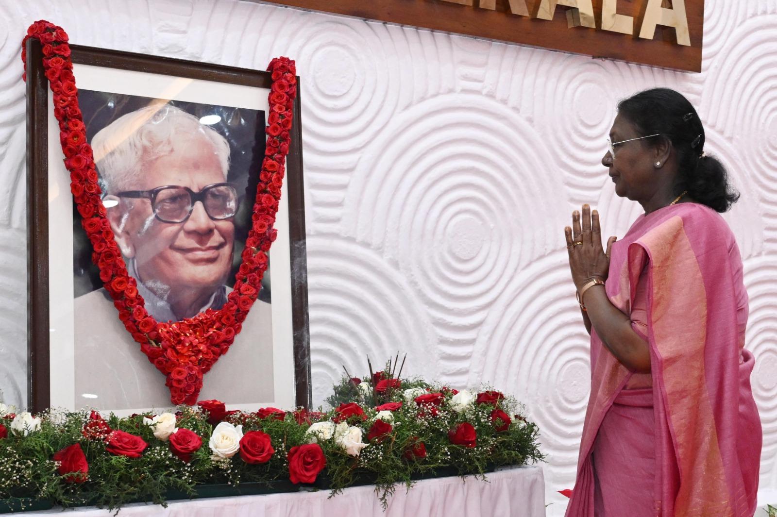 Prez Murmu pays floral tributes to R Venkataraman on his birth anniversary