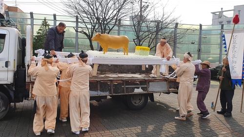 'Bull of peace' laid to rest in South Korea after drifting from North Korea in 1996 flood