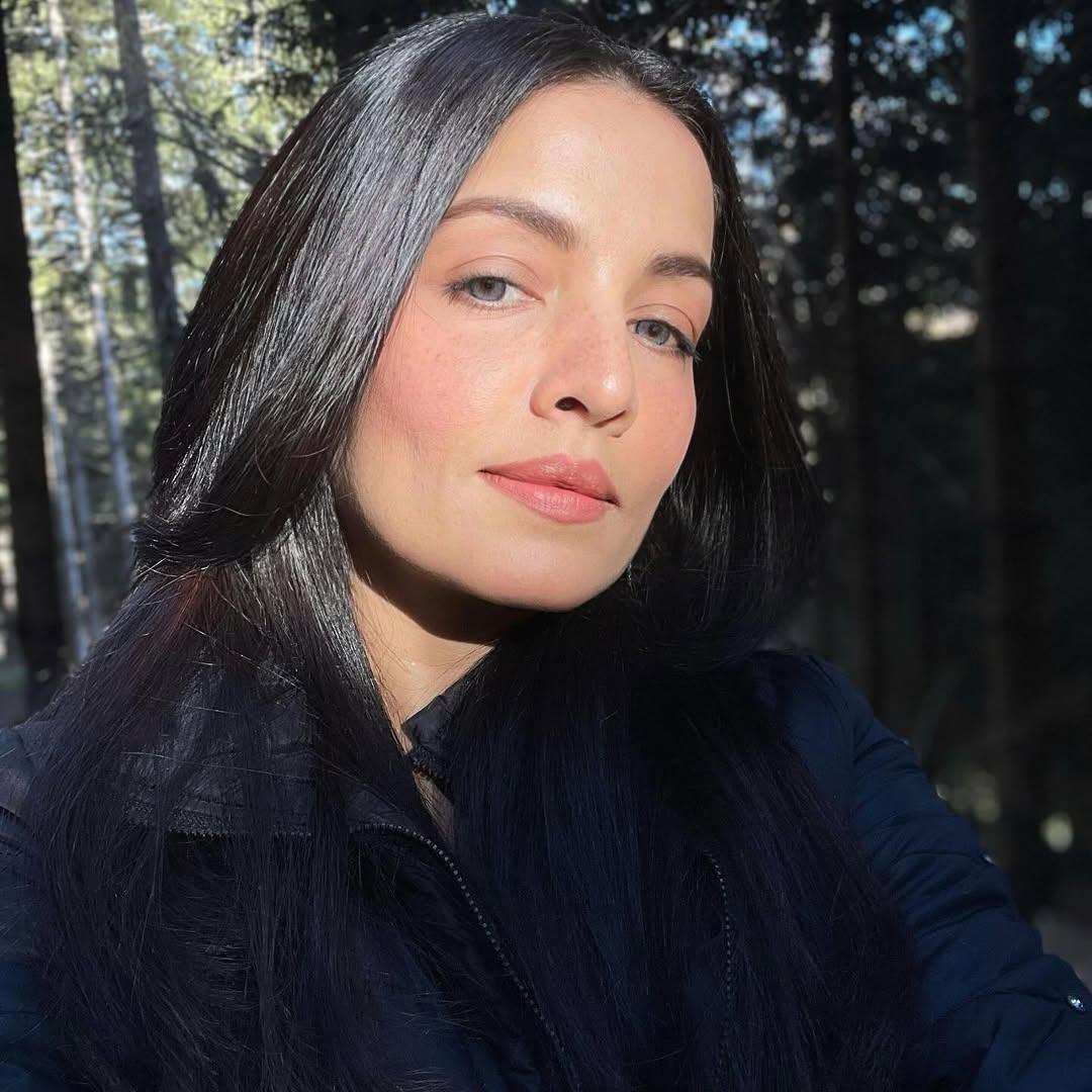 Celina Jaitly expresses gratitude to the universe while meditating by the river