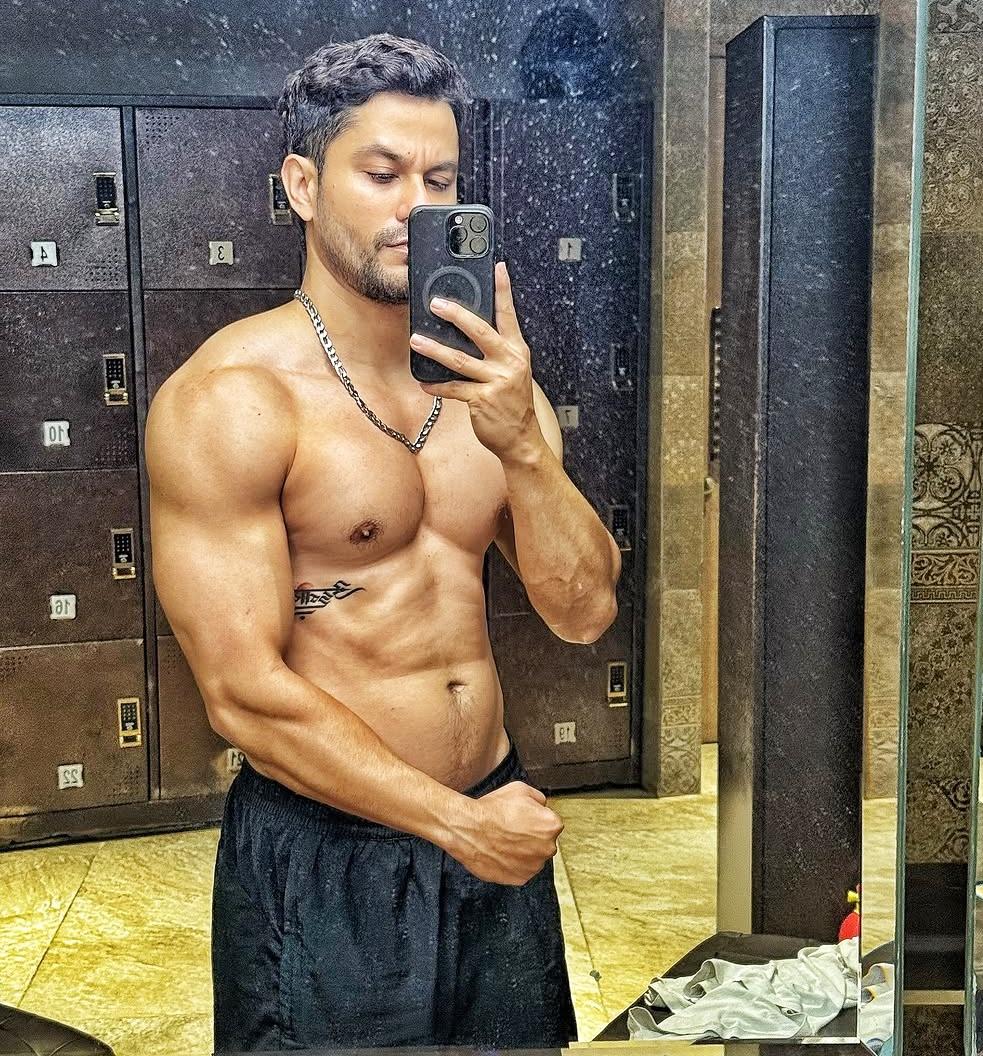 Kunal Kemmu flaunts chiselled body: Journey sure looks good